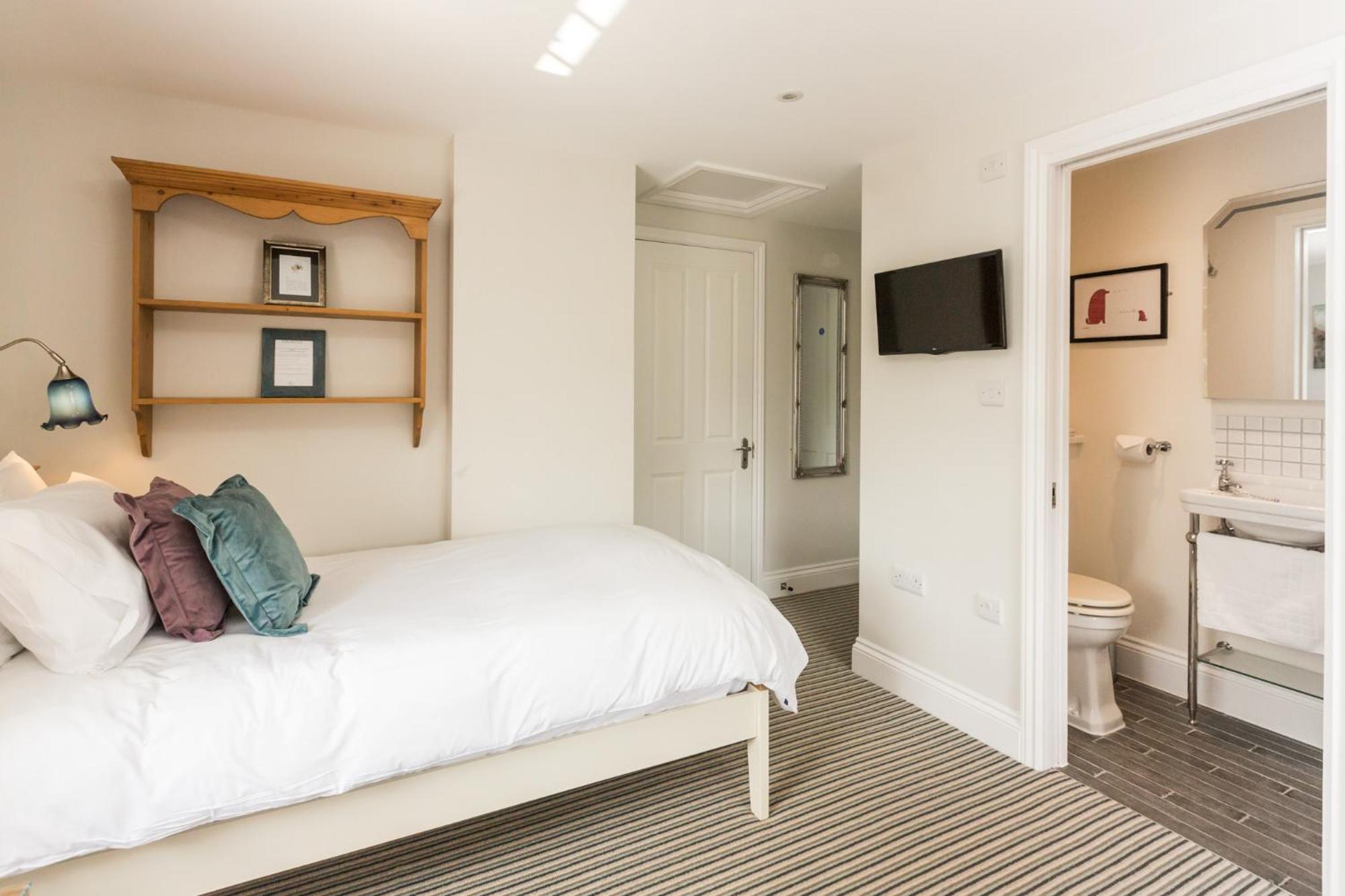 The Dog & Gun Inn Netheravon Room photo